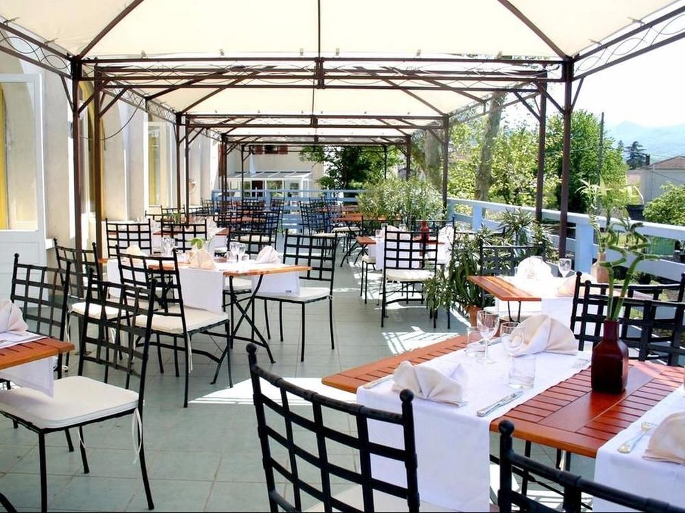 Logis Hotel Restaurant Le Castel Fleuri Saint-Jean-en-Royans Esterno foto